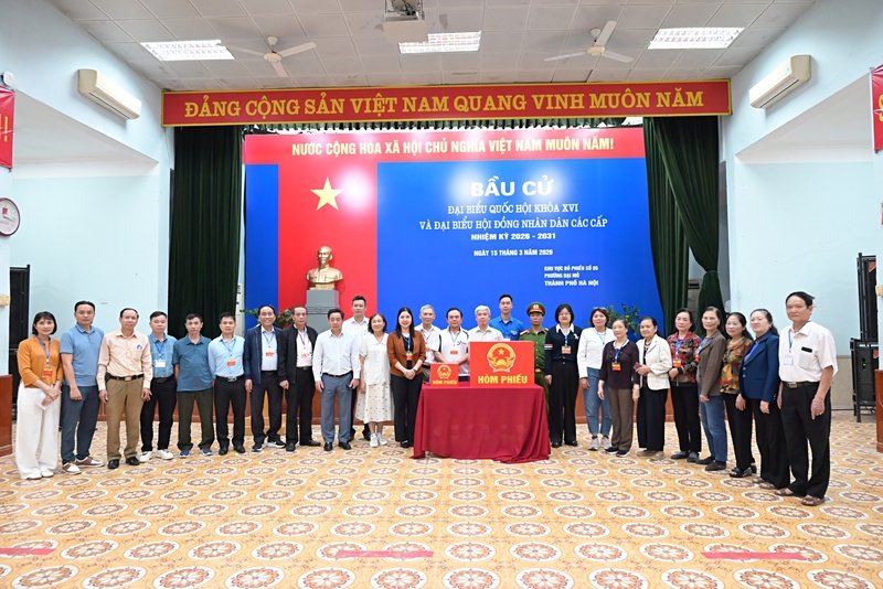 Đoàn kiểm tra chụp ảnh kỉ niệm với tổ bầu cử tại khu vực bỏ phiếu số 5