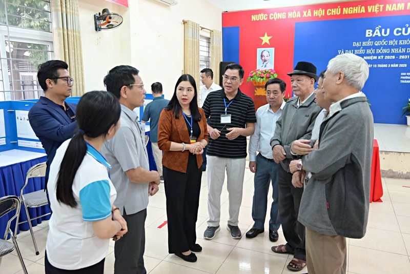 Bà Nguyễn Thị Hoài Thu, Phó bí thư Thường trực Đảng ủy, Phó trưởng Ban chỉ đạo công tác bầu cử lắng nghe báo cáo nhanh của tổ bầu cử tại khu vực bỏ phiếu số 25