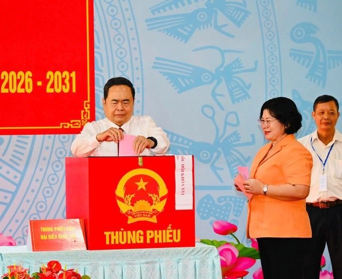  Chủ tịch Quốc hội Trần Thanh Mẫn và Phó Bí thư Thành ủy TPHCM Văn Thị Bạch Tuyết bỏ phiếu bầu cử. Ảnh: Việt Dũng.