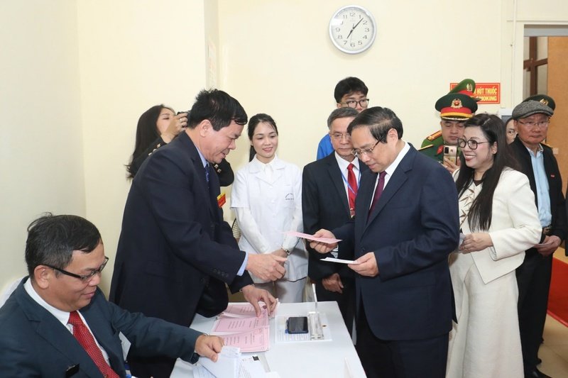 Ngay sau lễ chào cờ và khai mạc, Thủ tướng Phạm Minh Chính cùng Phu nhân đã được phát thẻ bầu cừ.