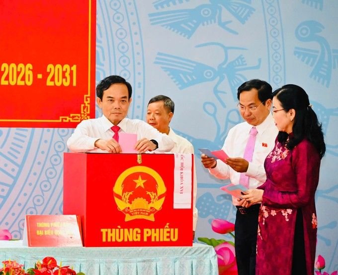  Bí thư Thành ủy TPHCM Trần Lưu Quang bỏ phiếu bầu cử. Ảnh: Việt Dũng.