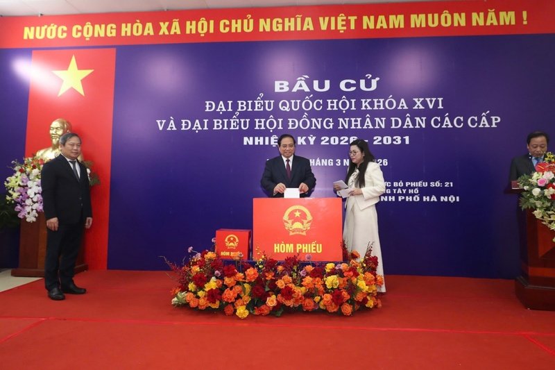 Người đứng đầu Chính phủ cùng Phu nhân thực hiện nghĩa vụ, quyền công dân tại điểm bỏ phiếu số 21.