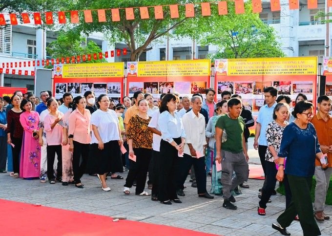  Cử tri xếp hàng đi bỏ phiếu bầu cử. Ảnh: Việt Dũng.