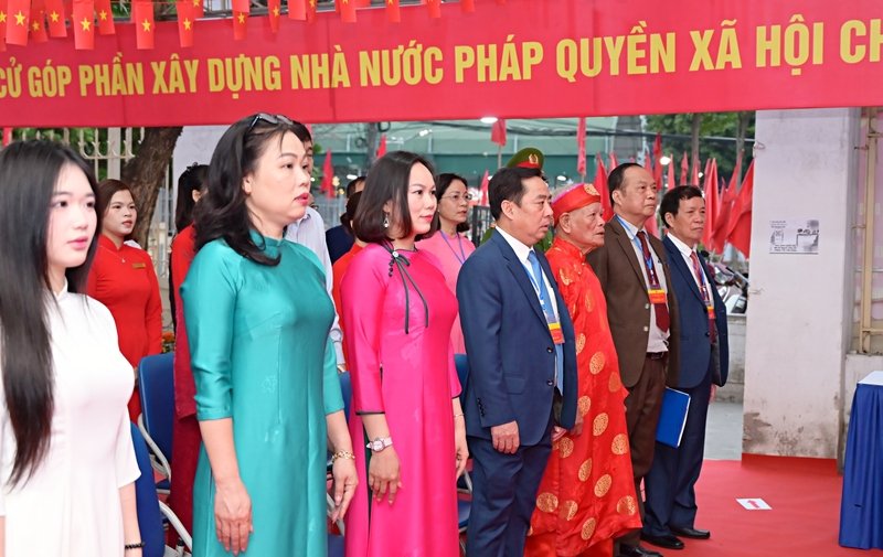 Ông Nguyễn Chí Dũng – Phó Chủ tịch UBND phường Đại Mỗ (đứng thứ 4 từ trái sang phải) tham dự lễ khai mạc bầu cử tại khu vực bỏ phiếu số 3