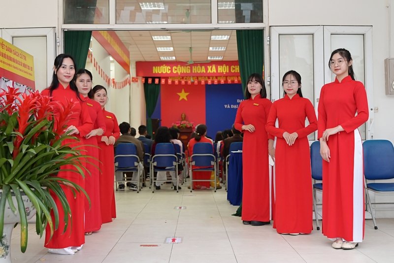 Mỗi khu vực bỏ phiếu điều có ban lễ tân đón tiếp, hướng dẫn cử tri