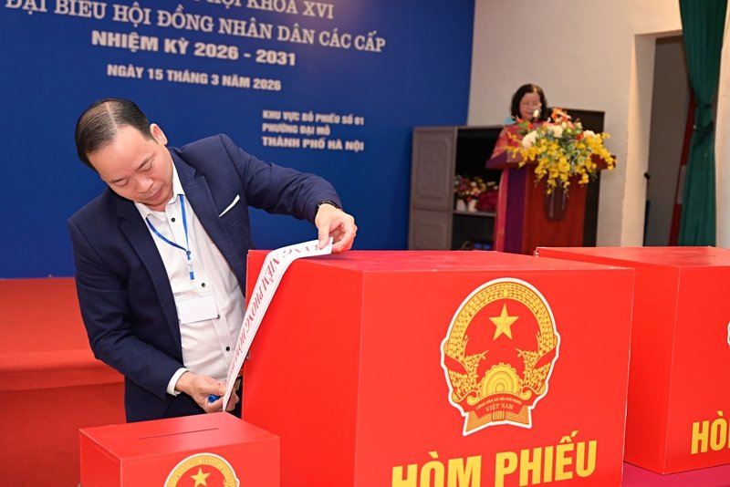 Quá trình kiểm tra hòm phiếu, dán niêm phong hòm phiếu được diễn ra công khai trước sự chứng kiến của đông đảo cử tri