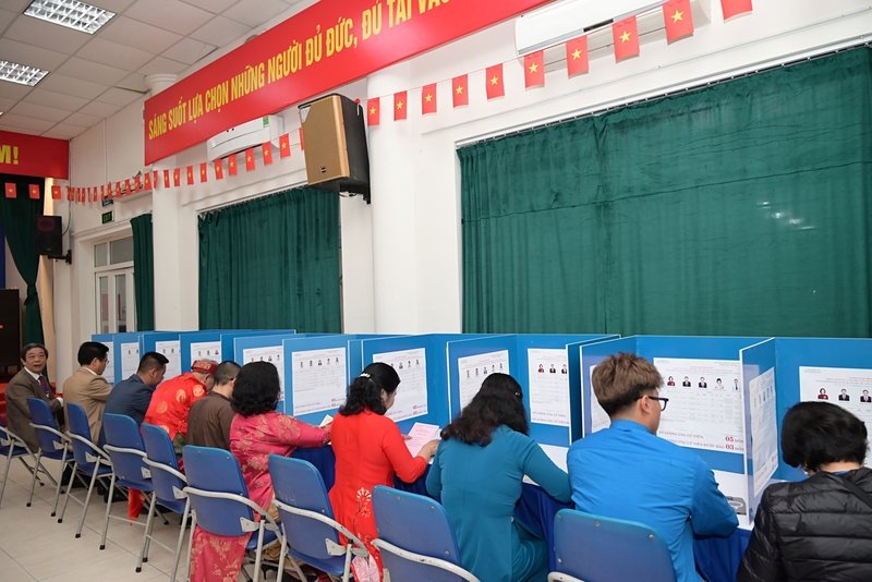 Tại mỗi bàn viết phiếu bầu, cử tri dễ dàng xem lại danh sách và thông tin về các ứng cử viên để tự mình lựa chọn và ghi phiếu bầu. Việc viết phiếu được thực hiện kín, bảo đảm nguyên tắc bỏ phiếu kín theo quy định của pháp luật.