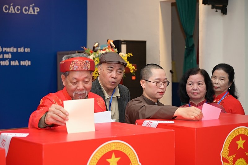 Cử tri bỏ phiếu vào thùng phiếu tại khu vực quy định trước sự chứng kiến của tổ bầu cử.