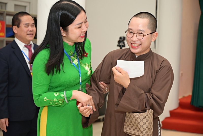 Bà Nguyễn Thị Hoài Thu trò chuyện và chúc mừng cử tri sư cô Phật giáo vừa thực hiện xong quyền bầu cử và trách nhiệm công dân của mình