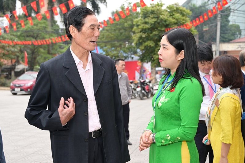 Bà Nguyễn Thị Hoài Thu, Phó bí thư Thường trực Đảng ủy, Phó trưởng Ban chỉ đạo công tác bầu cử phường Đại Mỗ trò chuyện với cử tri đồng bào Công giáo