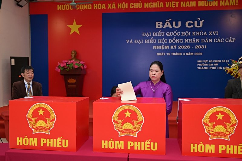 Sau khi tham dự thánh lễ sáng Chủ nhật, bà Vũ Thị Năm giáo dân giáo xứ Phùng Khoang liền đến khu vực bỏ phiếu số 1 để thực hiện quyền bầu cử và trách nhiệm công dân của mình
