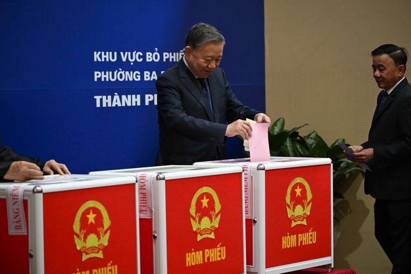 Tổng Bí thư bỏ phiếu tại khu vực bỏ phiếu số 2, phường Ba Đình.
