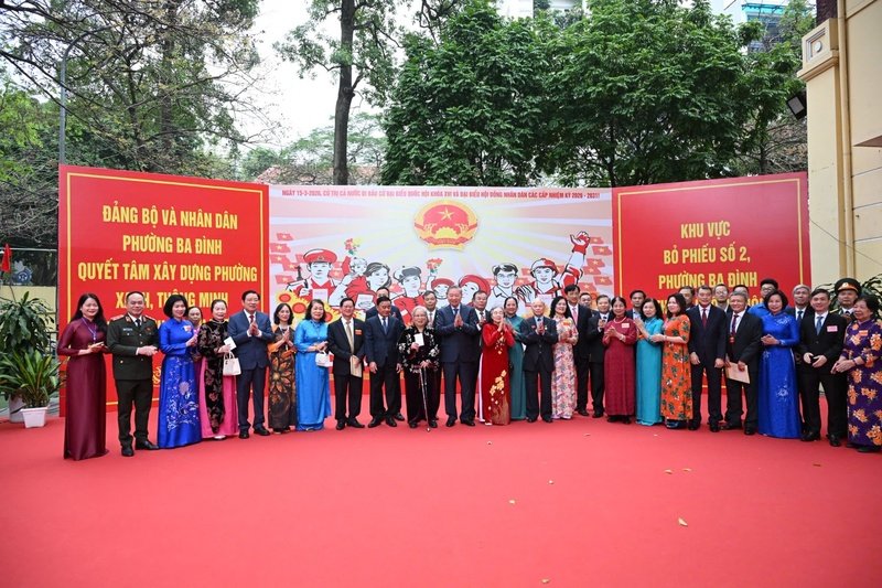 Tổng Bí thư Tô Lâm chụp ảnh cùng lãnh đạo, đại diện cử tri phường Ba Đình.