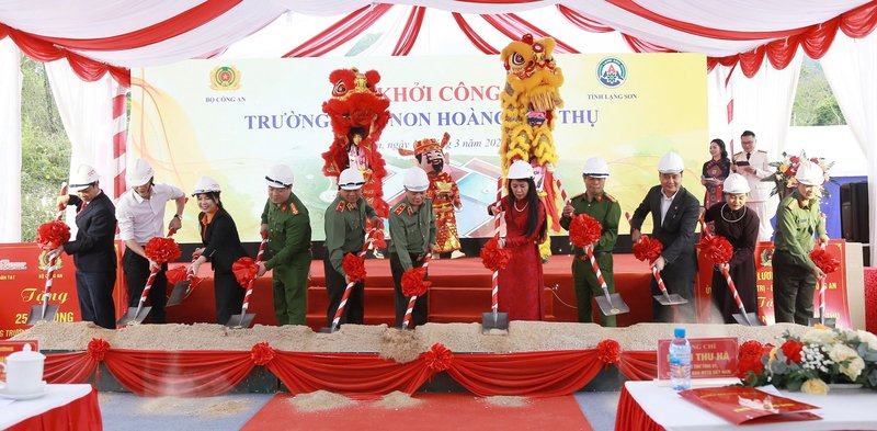Các đại biểu thực hiện nghi thức khởi công