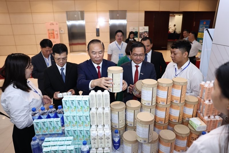 Các sản phẩm dinh dưỡng mang đậm dấu ấn đổi mới – sáng tạo của Vinamilk như sữa chua Vinamilk, sữa bột người lớn Vinamilk Sure, sữa đậu nành Vinamilk thu hút khách tham dự hội nghị tại khu trưng bày sản phẩm, công nghệ và thành tựu khoa học công nghệ. 