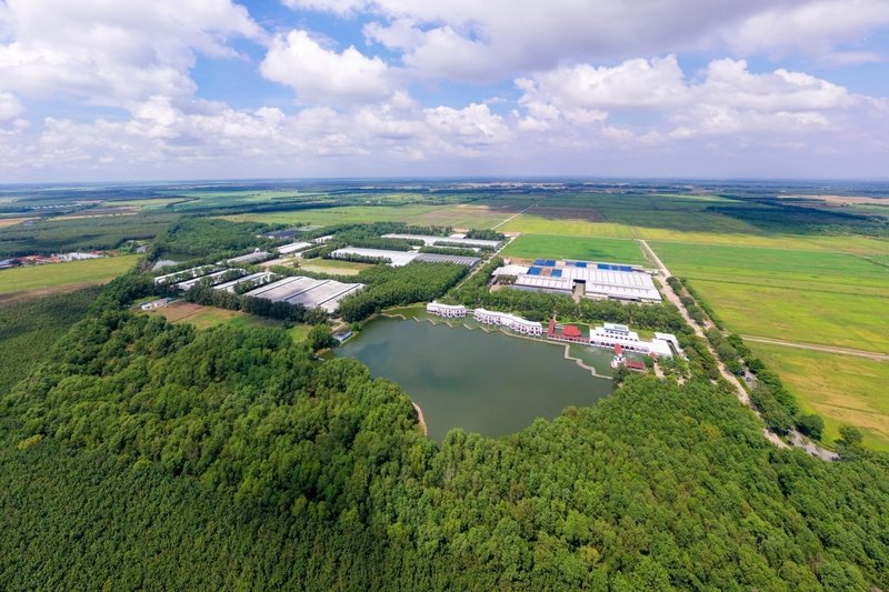 Hệ thống biogas giúp trang trại Vinamilk Green Farm Tây Ninh tiết kiệm hơn 2 tỷ đồng chi phí điện năng mỗi năm (Ảnh: VN).Ảnh 4B: hệ thống sấy cỏ sử dụng năng lượng tái tạo từ chất thải chăn nuôi giúp chi phí sản xuất thức ăn cho bò giảm hơn 10 lần so với cỏ nhập khẩu (Ảnh: VN). 
