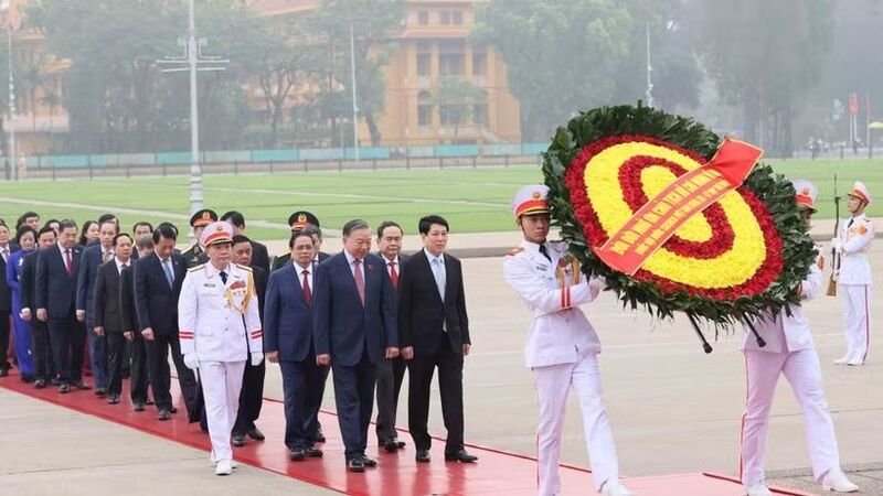  Tổng Bí thư Tô Lâm cùng các đồng chí Lãnh đạo Đảng, Nhà nước và Đại biểu Quốc hội khóa XVI đến đặt vòng hoa và vào Lăng viếng Chủ tịch Hồ Chí Minh. Ảnh: TTXVN