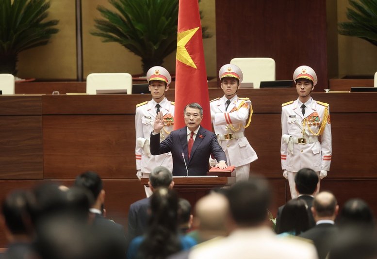  Thủ tướng Chính phủ Lê Minh Hưng thực hiện nghi lễ tuyên thệ - Ảnh: VGP