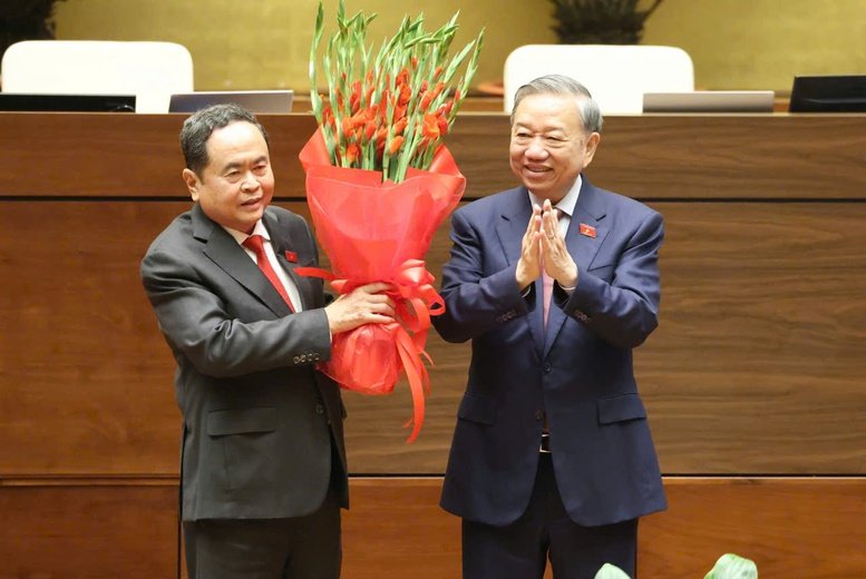  Tổng Bí thư Tô Lâm tặng hoa chúc mừng đồng chí Trần Thanh Mẫn tái đắc cử chức vụ Chủ tịch Quốc hội khóa XVI, nhiệm kỳ 2026-2031 - Ảnh: VGP