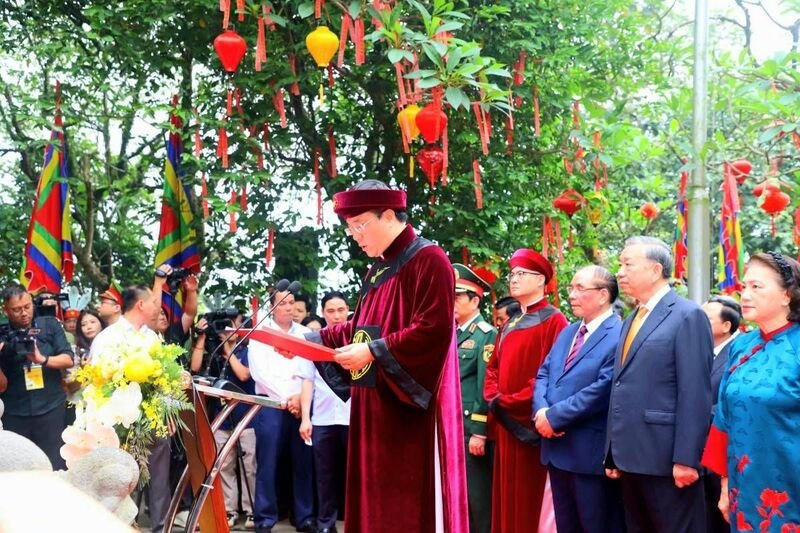  Chủ tịch UBND tỉnh Phú Thọ Trần Duy Đông thay mặt đồng bào cả nước đọc Chúc văn kính cáo trước anh linh các Vua Hùng.