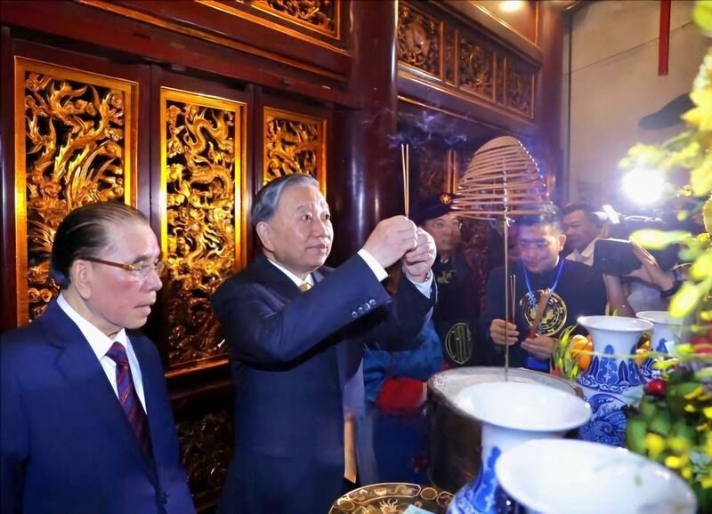  Tổng Bí thư, Chủ tịch nước Tô Lâm cùng các đồng chí lãnh đạo Đảng, Nhà nước và tỉnh Phú Thọ trang trọng dâng hương, hoa, lễ vật tại Thượng cung.