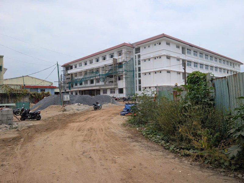 Công trình không còn máy móc hoạt động, chỉ ít xe máy dựng bên ngoài…