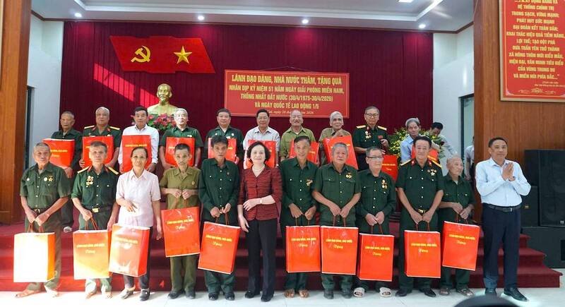  Bí thư Trung ương Đảng, Phó Thủ tướng Chính phủ Phạm Thị Thanh Trà tặng quà cho người có công tại Lào Cai.
