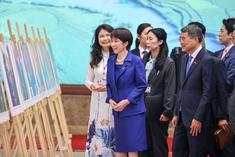  Thủ tướng Lê Minh Hưng và Thủ tướng Takaichi Sanae tham quan triển lãm ảnh về quan hệ hai nước - Ảnh: VGP/Nhật Bắc