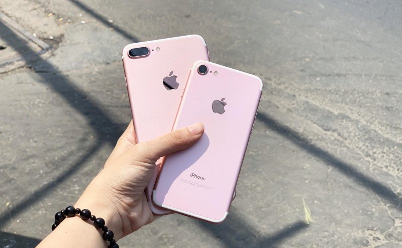 Việc chọn cửa hàng uy tín từ dịch vụ bán hàng, đến bảo hành, sửa chữa được ưu tiên hàng đầu khi chọn mua sản phẩm nhà táo. Ảnh: Kim Vân.