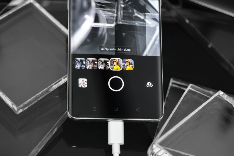 Tính năng Giữ lại màu chân dung được cho là khá độc đáo trên bộ đôi OPPO Reno 4 và Reno 4 Pro. Ảnh: Hậu Huỳnh.