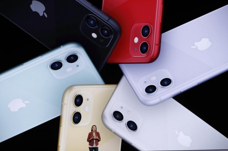 iPhone chính hãng có tín hiệu giảm giá dần sau khi Apple quyết định dời ngày ra mắt iPhone mới. Ảnh: Reuters.