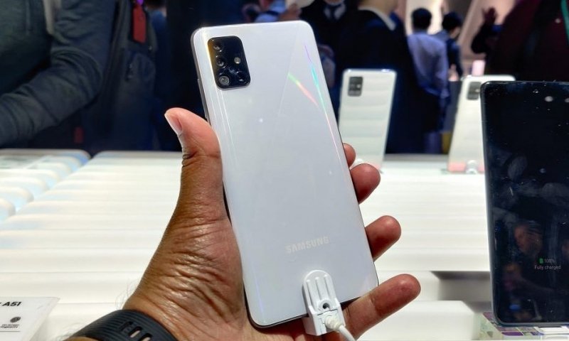 Tín hiệu kích cầu bộ đôi Oppo Reno4 series khiến giá tốt hơn cả đối thủ Samsung Galaxy A51 và A71. Ảnh: PhoneArena.