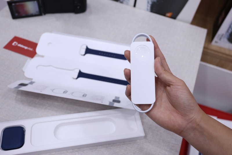 Phụ kiện đi kèm Apple Watch Series 6 khá đầy đủ cho người dùng. Ảnh: Kim Vân.