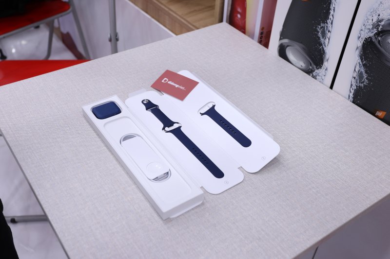 Toàn bộ sản phẩm và phụ kiện đi kèm trong Apple Watch Series 6. Ảnh: Kim Vân.