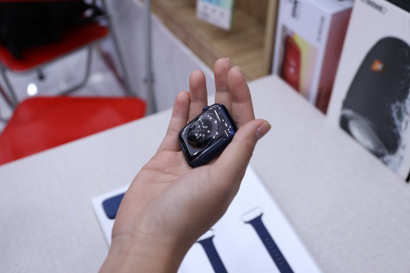 Nhiều khách hàng tỏ ra khá thiện cảm với Apple Watch Series 6. Ảnh: Kim Vân.