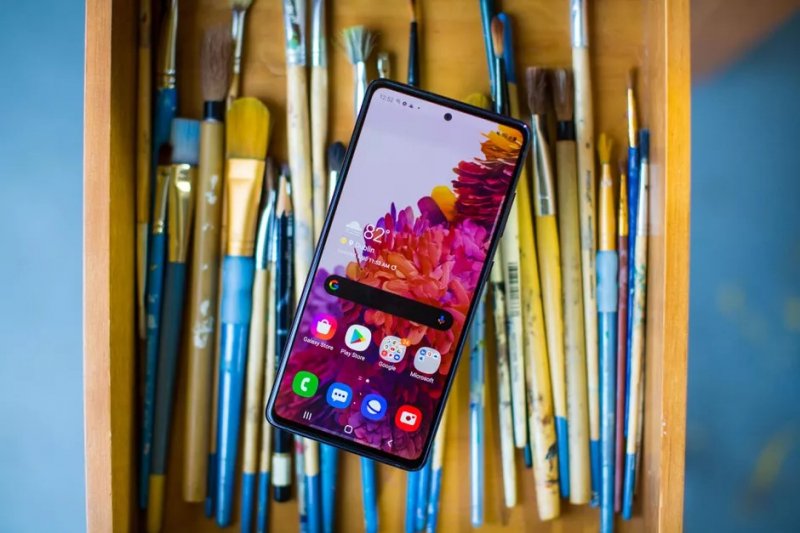 Samsung Galaxy S20 FE không nhiều cải tiến khiến người dùng nghi ngại khi mua. Ảnh: Cnet.