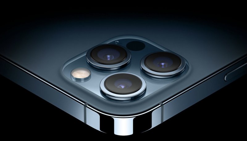iPhone 12 ra mắt khiến thị trường iPhone cũ thêm nhiều khởi sắc. Ảnh: The Verge.