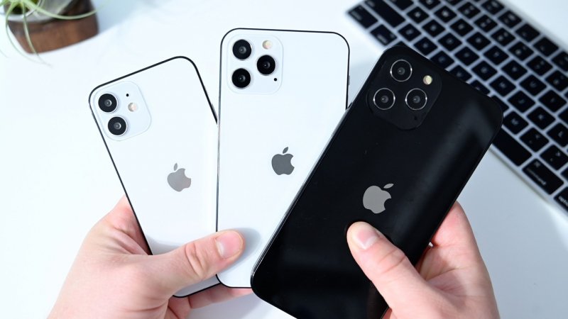 Nhiều dòng iPhone cũ liên tục giảm giá mạnh thời gian qua. Ảnh: The Verge.