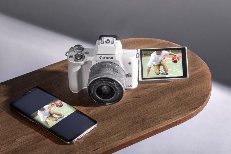 Canon EOS M50 Mark II hỗ trợ phong trào live stream và vlog. Ảnh: Canon.