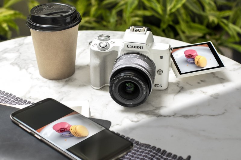 Canon EOS M50 Mark II nhỏ gọn phù hợp cho nhu cầu chụp ảnh cơ động của người dùng vào dịp Tết đến. Ảnh: Canon.