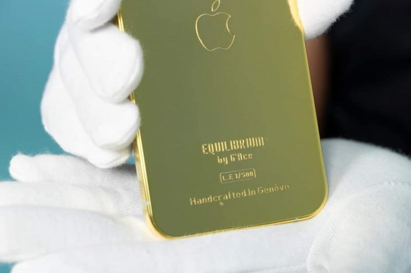 iphone-12-pro-ma-vang-gia-ca-tram-trieu-dong-van-dat-hang-nhu-tom-tuoi-1