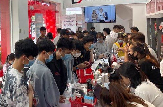 Người dùng mua điện thoại tại một cửa hàng bán lẻ công nghệ những ngày cuối năm. Ảnh: Kim Vân.