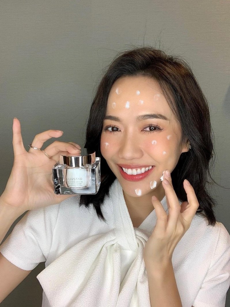 Diễn viên Diệu Nhi yêu thích và lựa chọn kem dưỡng trắng da Luvstar White Infusion Legend.