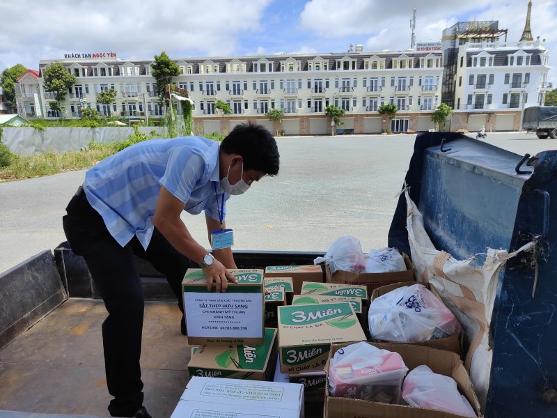 Những phần quà của ít lòng nhiều tiếp sức cho tuyến đầu chống dịch. Ảnh: Minh Nguyễn.