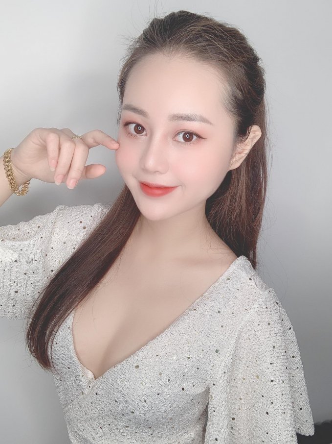 Mặc dù chỉ cao có 1m56, không quá lý tưởng nếu so sánh với các hot girl, người mẫu ảnh khác, thế nhưng bù lại Trần Thị Quỳnh Diệp sở hữu nhan sắc cực kỳ mặn mà và trên hết là body bốc lửa đầy quyến rũ.