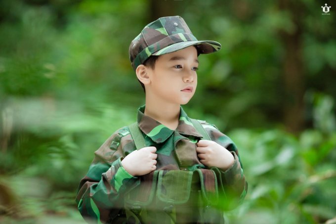 Hữu Nhật xuất hiện với hình ảnh chỉn chu, thần thái ngầu như nam chính trong phim.
