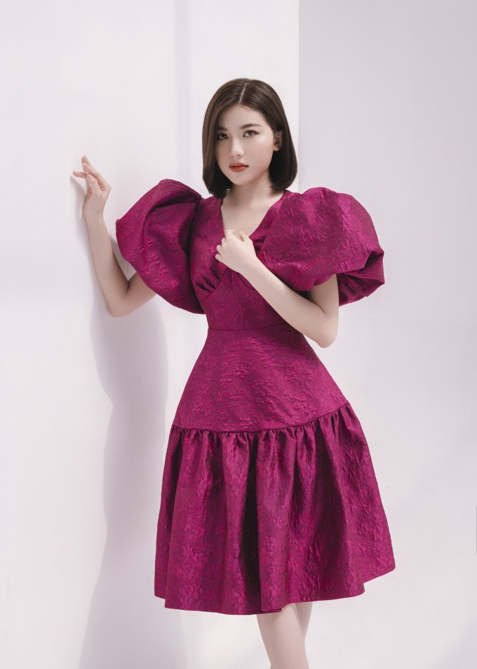 Trong bộ ảnh thời trang mới, Hà Duy đã lựa chọn diễn viên Lương Thanh làm ‘nàng thơ’ thể hiện các mẫu váy mới nhất dành cho mùa xuân hè. Theo NTK 8X, ở Lương Thanh toát lên vẻ dịu dàng nhưng vẫn sang trọng, kiêu sa, phù hợp với bộ sưu tập. Nữ diễn viên trang điểm theo tone trong suốt, mái tóc ngang vai thả tự nhiên và không sử dụng trang sức.