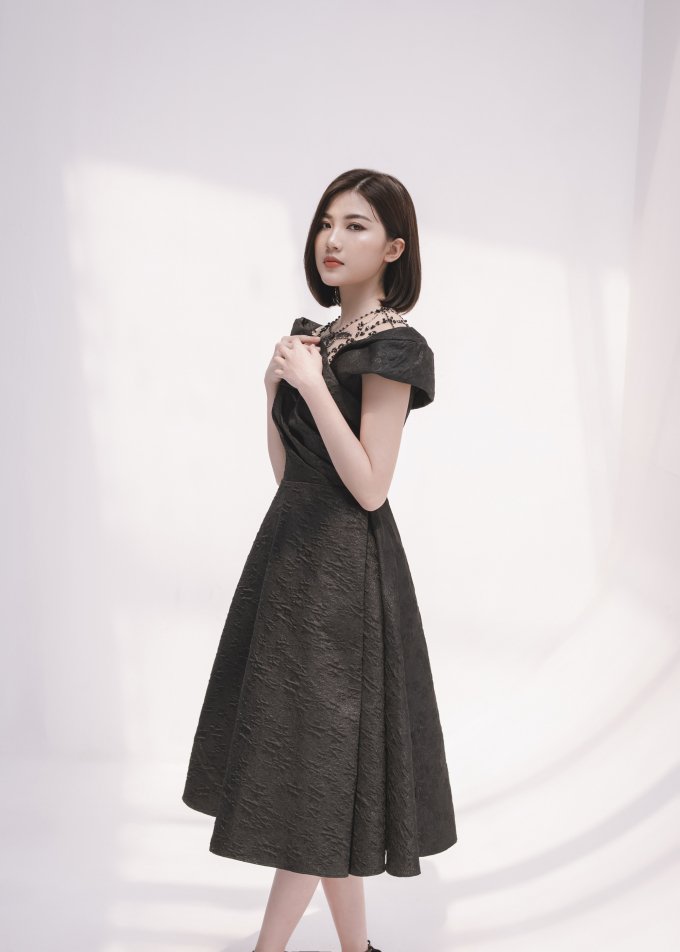 Sau vai diễn tiểu tam trong ‘Hoa hồng trên ngực trái’, Lương Thanh rất đắt show event, quảng cáo ở phía Bắc. Từ khi cắt tóc ngắn, nhan sắc và phong cách thời trang của cô ngày càng được khán giả khen ngợi. Hiện tại, nữ diễn viên đang quay một dự án phim truyền hình mới. Cô hy vọng sẽ có nhiều cơ hội khẳng định bản thân qua những vai diễn ấn tượng.