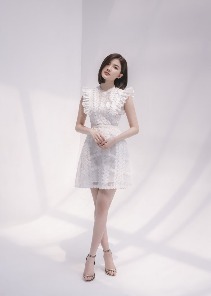 NTK 8X cho biết, so với bộ sưu tập trước, anh không khai thác vẻ gợi cảm của phái nữ thông qua chất liệu ren, lưới mỏng, mà muốn tôn vinh sự nét thanh lịch của người phụ nữ. “Mỗi cô gái đều có vẻ đẹp của riêng mình. Đặc biệt với phụ nữ Hà Nội nói riêng và phụ nữ Việt Nam nói chung, sự thanh lịch, nhẹ nhàng luôn là điều mà phái mạnh công nhận. Dịp 8/3 này, tôi muốn dành những thiết kế mới để giúp cho chị em thể hiện được chính vẻ đẹp đó”, Hà Duy bộc bạch.