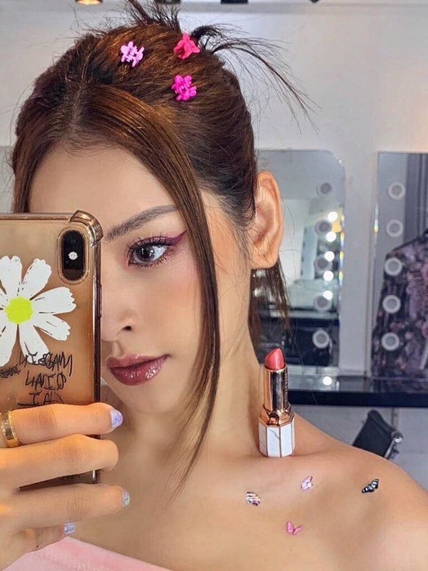 Cô nàng rất chăm chỉ bắt trend.